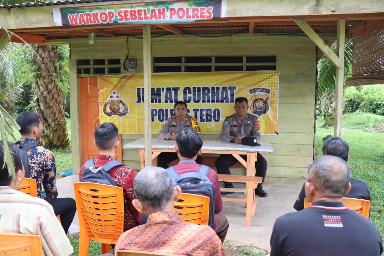 Kapolres Tebo Akbp Fitria Mega.m.Psi Psi Yang Diwakili Oleh Kasat Binmas Akp Sutikno Jum,at Curhat Di Kantin Ibu Era Samping Kantor Polres Tebo