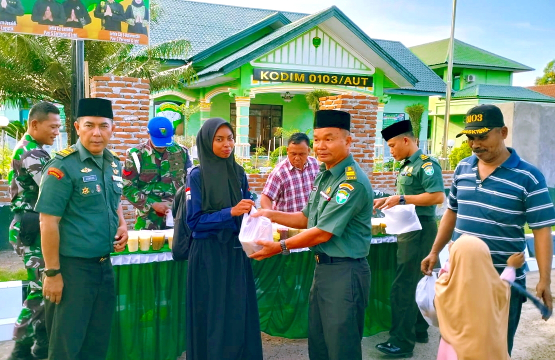 Kodim Aceh Utara Berbagi Takjil Menjelang Berbuka