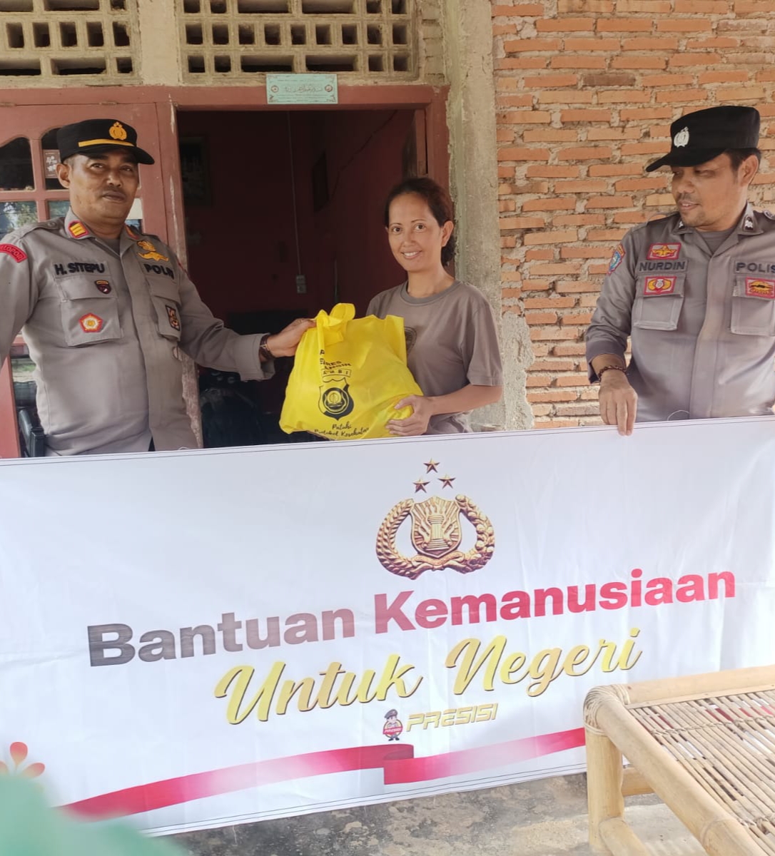 Kapolsek Bangko Serta Ketua Bhayangkari Ranting Bangko Serahkan BANSOS pada warga yang membutuhkan di Beberapa Tempat.