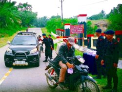 Jelang Berbuka Puasa : Personel Brimob Kompi 2 Yon C –  Berbagi Takjil Kepada Masyarakat