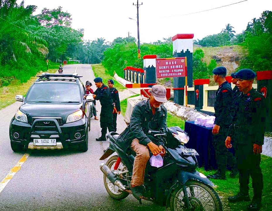 Jelang Berbuka Puasa : Personel Brimob Kompi 2 Yon C –  Berbagi Takjil Kepada Masyarakat