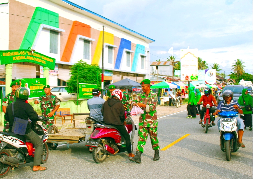 Koramil Tangan Tangan : Berbagi Takjil Kepada Pengguna Jalan