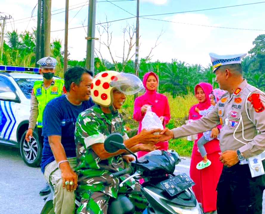 Ramadhan Berkah – Satlantas Polres Subulussalam : Berbagi Takjil Kepada Masyarakat Pengguna Jalan