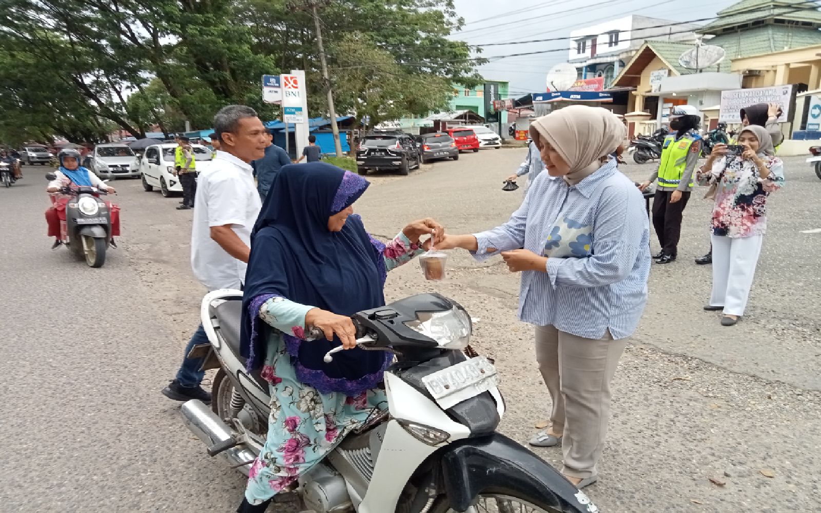 Sat – Narkoba Polres Merangin bagi Taqjil pada Pengendara Kendaraan Bermotor.