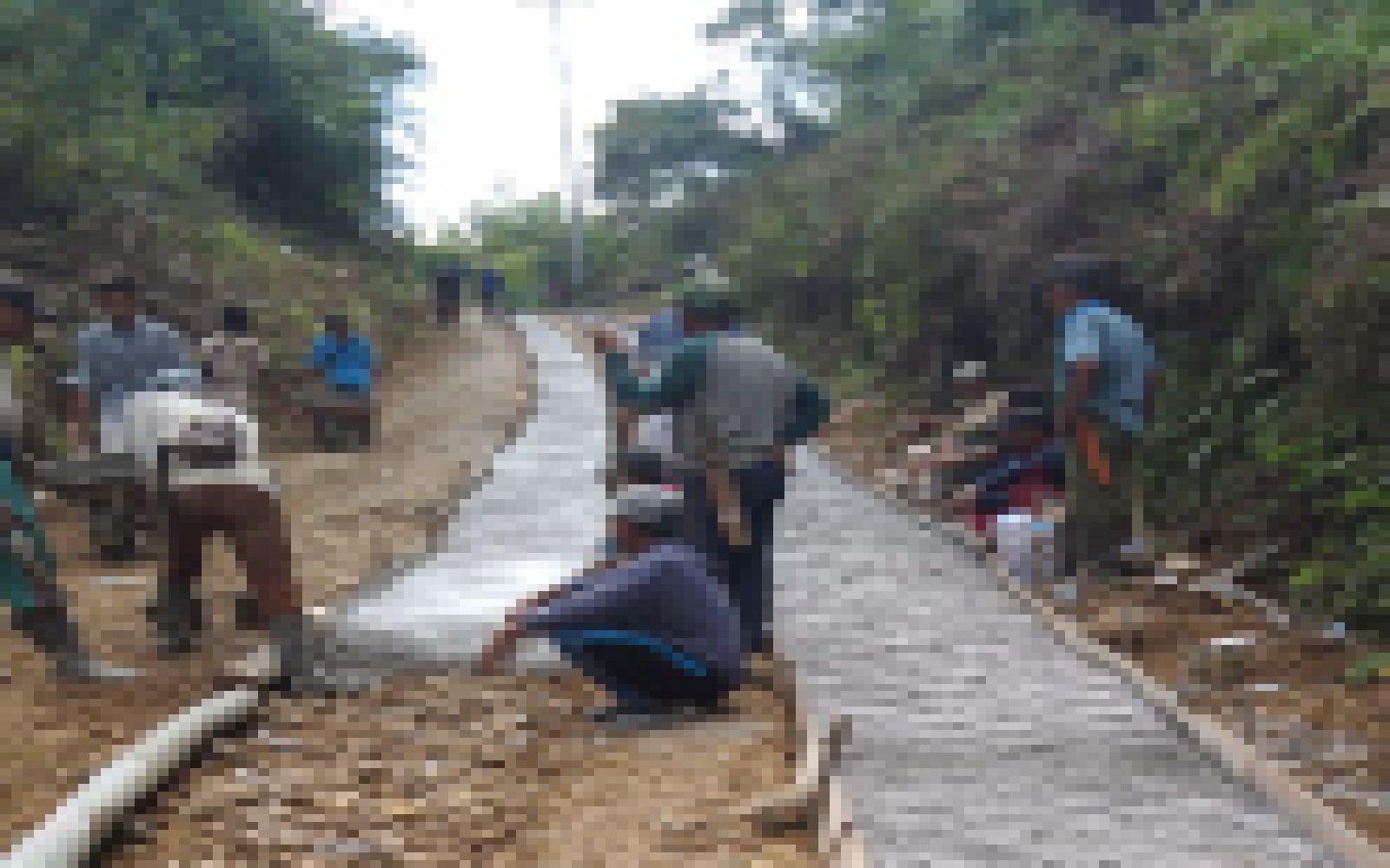 Kecewa Dengan Anggota DPRD dari Daerahnya,Warga Desa Muara Pangi iuran dan Swadaya Bangun Jalan.