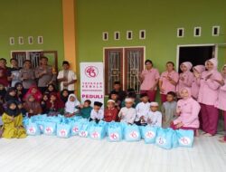 Yayasan Kemala Bhayangkari Santuni dan kunjungi Rumah Yatim Kasih Ummi di Desa Sungai Ulak.