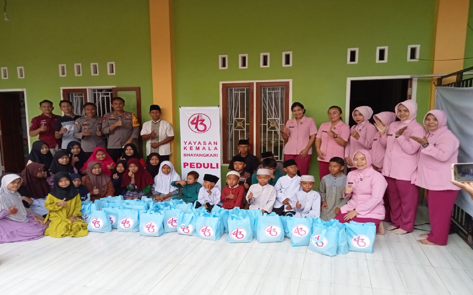 Yayasan Kemala Bhayangkari Santuni dan kunjungi Rumah Yatim Kasih Ummi di Desa Sungai Ulak.