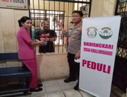 Bhayangkari Cabang Merangin Berikan Taqjil pada Tahanan di Polres Merangin dan Pengendara kendaraan yang melintas depan Mapolres