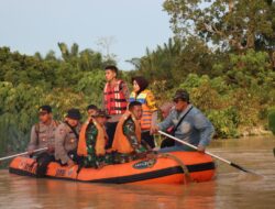 TNI/POLRI Bersenergi Membantu Bencana Alam Berupa Banjir Yang Terjadi Di Wilayah Kab Tebo