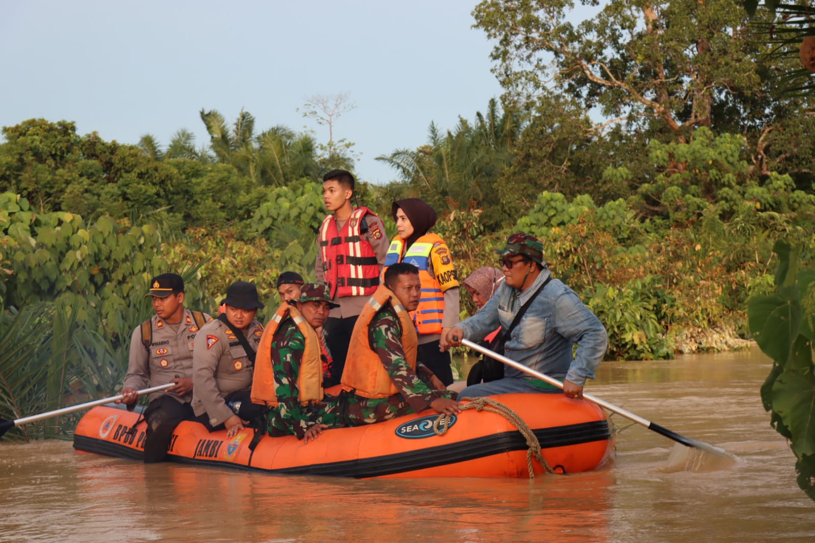 TNI/POLRI Bersenergi Membantu Bencana Alam Berupa Banjir Yang Terjadi Di Wilayah Kab Tebo