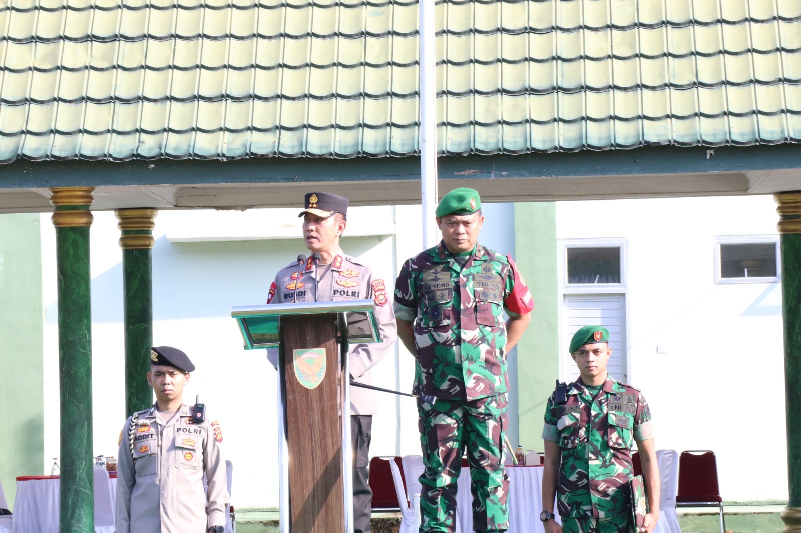 Kapolda  Jambi Irjen Pol Rusdi Hartono  Didampingi  Komandan Korem 042/Gapu Jambi Memimpin Apel  Persiapan Pengaman  Dalam Rangka Kunjungan Presiden Ir  H.Joko widodo Di Wilayah Provinsi Jambi