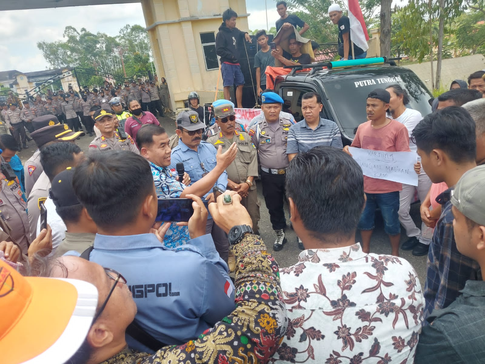 Aksi Damai Yang Dilakukan Oleh Supir Batu Bara Dan  Masyarakat Kilis Di Kantor Bupati Tebo