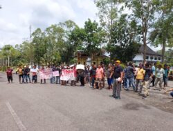 Aksi Damai Unjuk Rasa Masyarakat Dan Supir Dari  Kec.Tengah Ilir  Di Kantor Bupati Tebo