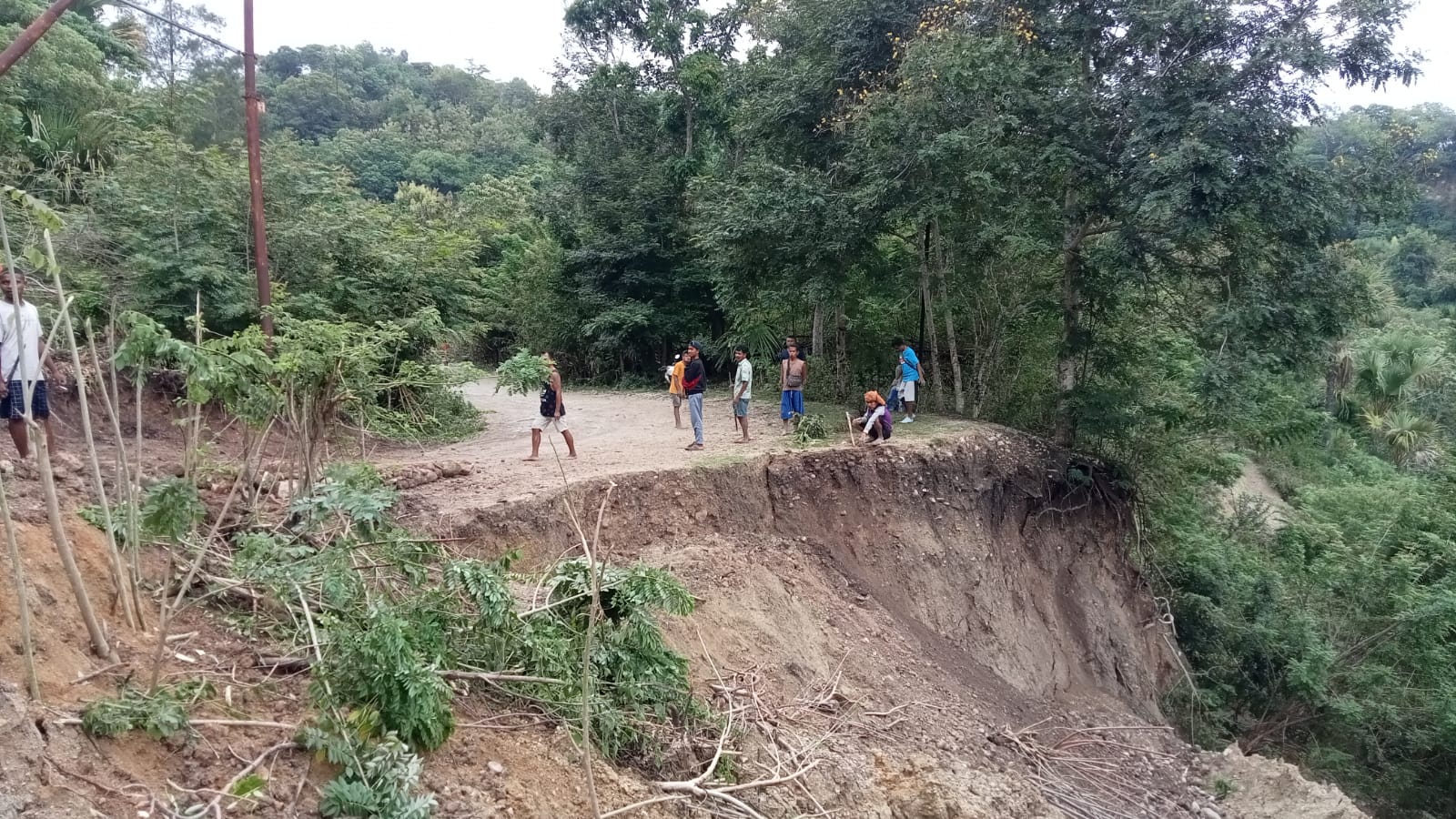 Ruas Jalan Finono di Desa Mnelaanen Amanuban Timur Nyaris Putus : Pemerintah Diminta Tidak Tutup Mata