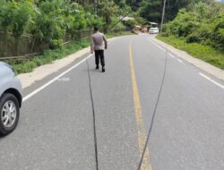Kabel Telekomunikasi Mengganggu Pengguna Jalan,Polsek Sungai Manau Sigap Laksanakan Pembersihan Jalur.