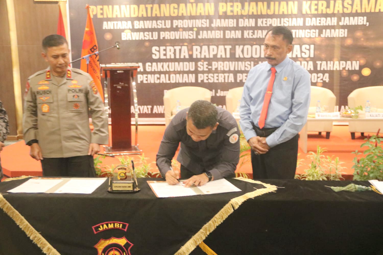 Jelang Pesta Demokrasi 2024 Polda Jambi Irjen Pol Rusdi Hartono  Menandatangani Mou Bersama Bawaslu Provinsi Jambi