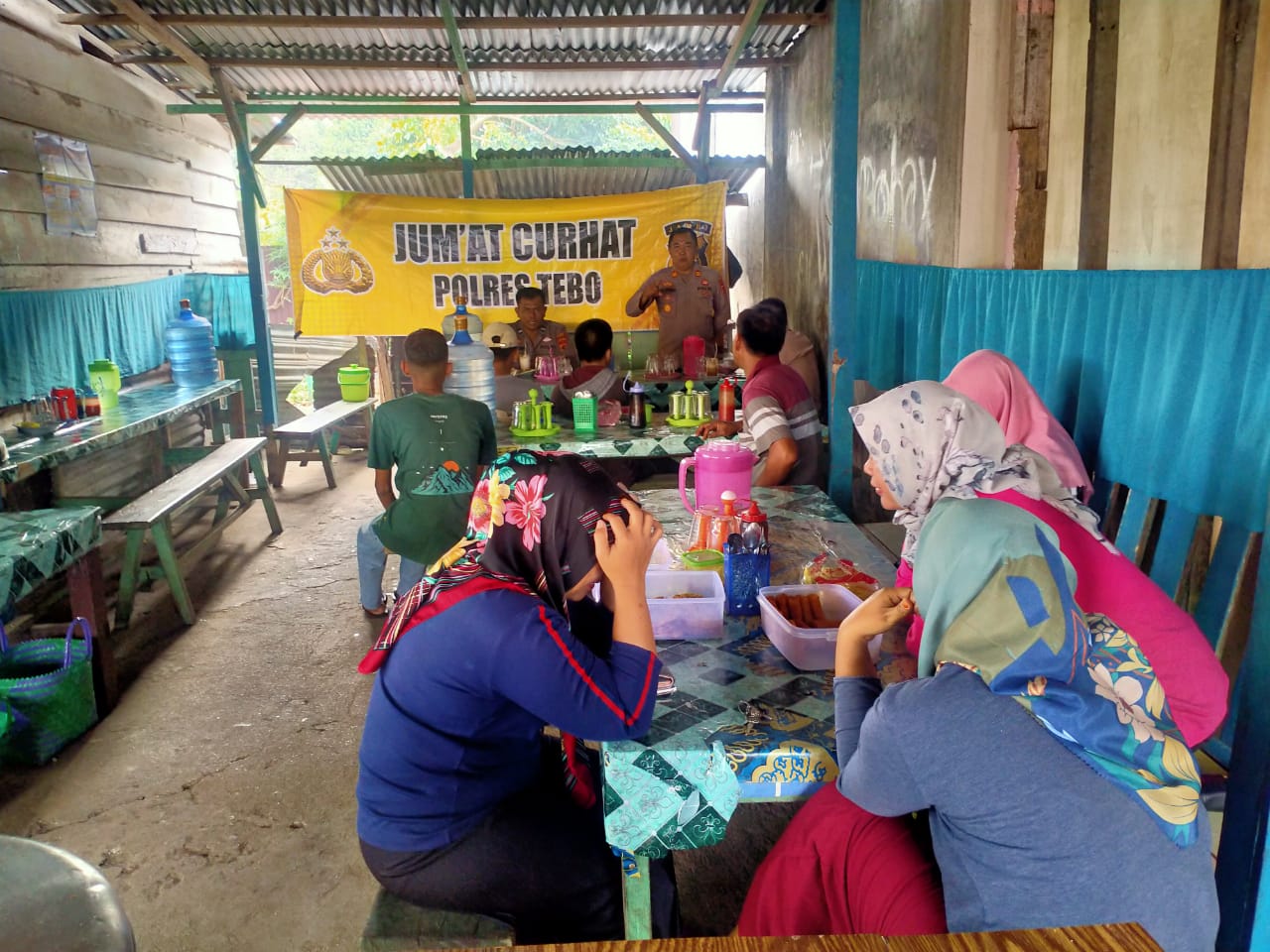 Kapolres Tebo Akbp Fitria Mega M.Psi.Psi Yang  Diwakili Kasat Binmas Akp Sutikno Jum,at Curhat Diwarung Ibu Sri Dipasar Muara Tebo