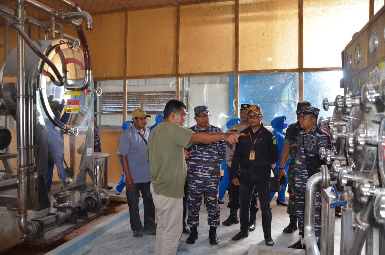 Kunjungan Kerja Ke Central Pengolahan Sagu Di Sungai Tohor Danlanal Dumai Serahkan Sembako Untuk Masyarakat Pesisir