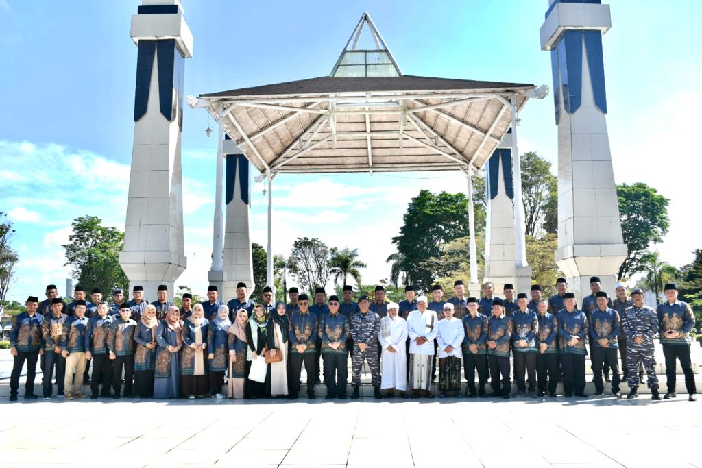 Komandan Lanal Banjarmasin Mendampingi Bupati Hulu Sungai Selatan Laksanakan Ziarah Ke Makam Pahlawan Nasional Hasan Basry