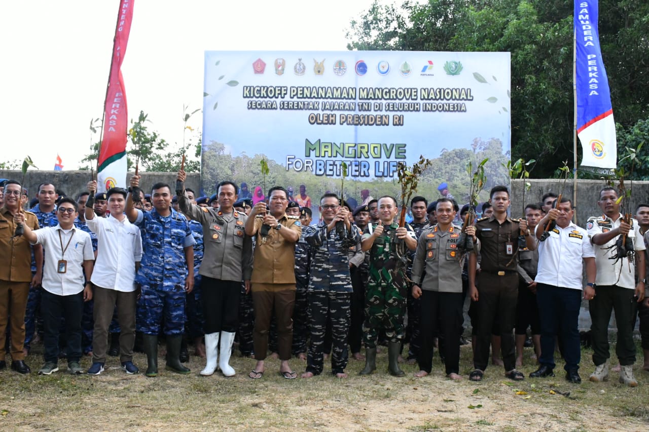 LANAL SIBOLGA DAN FORKOPIMDA SIBOLGA-TAPTENG LAKSANAKAN PENANAMAN MANGROVE NASIONAL SECARA SERENTAK