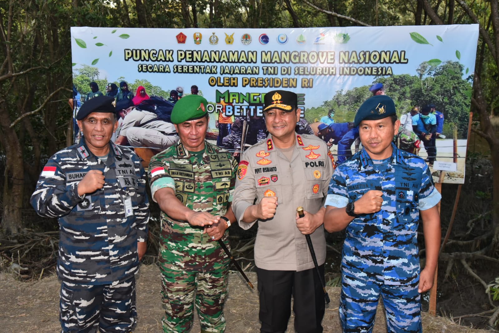 Danlantamal XII Bersama Forkopimda Kalbar Ikuti Puncak Penanaman Mangrove Nasional