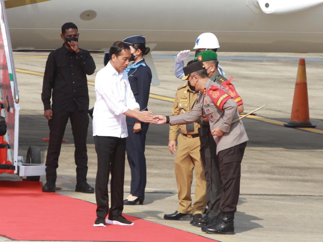 Polda Jambi Irjen Pol Rusdi Hartono Sambut Kedatangan  presiden Republik Indonesia Ir.H.joko Widodo Beserta Rombongan Di Bandara STS  Jambi