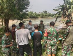 Bersama Warga Koramil 402-12/Pemulutan Gotong Royong Bersihkan Parit