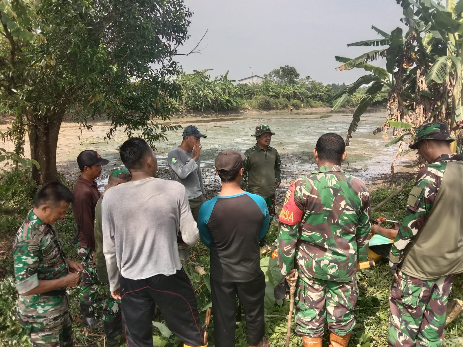 Bersama Warga Koramil 402-12/Pemulutan Gotong Royong Bersihkan Parit