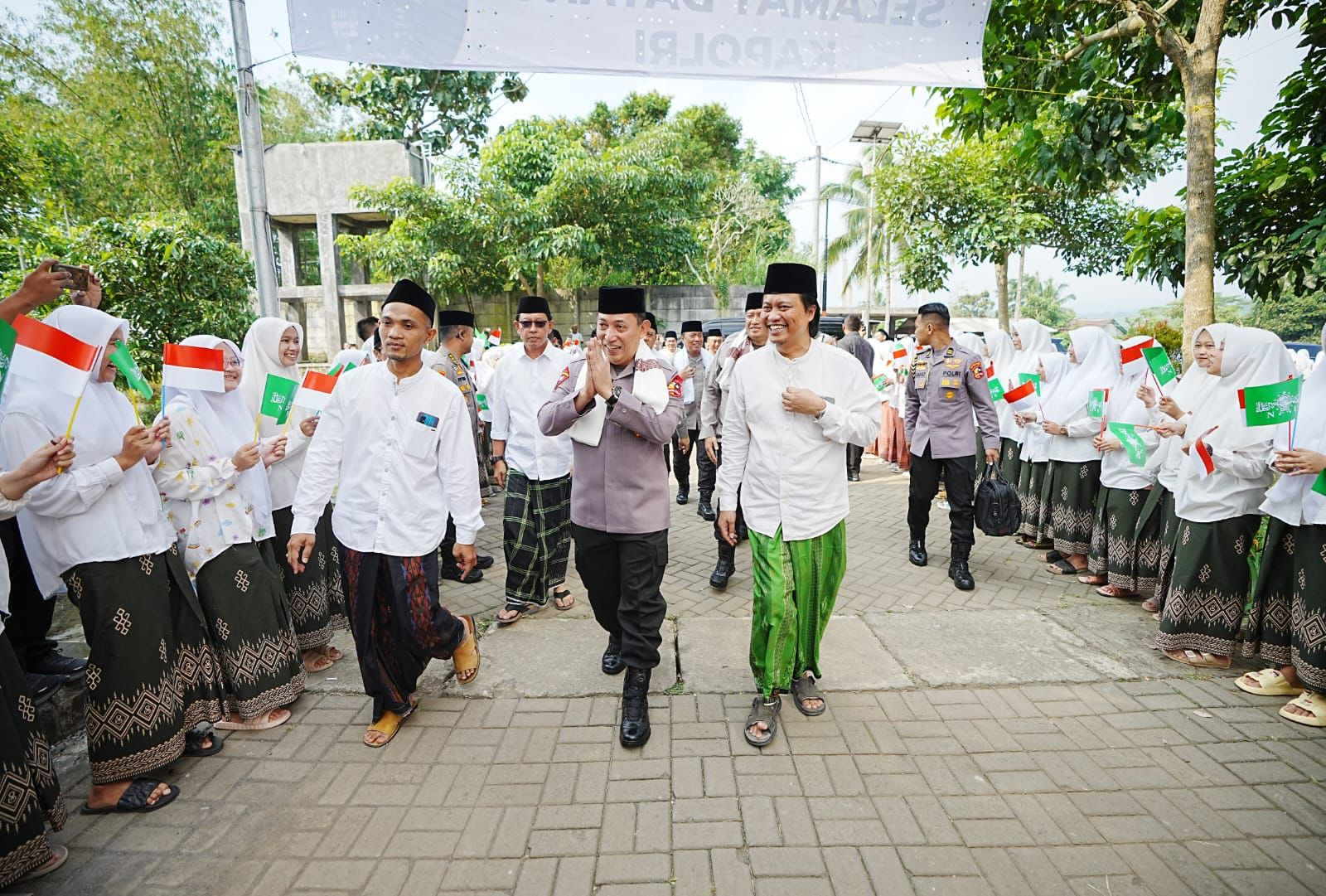 Kapolri Jenderal Listyo Sigit Prabowo Menghadiri Undangan Di Pondok Pesantren  Subhanul Wathon Di Jawa Tengah