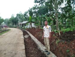 Kepala Desa Kadugenep Kec petir Sukses Membangun Infrastruktur Jalan Poros  Desa .