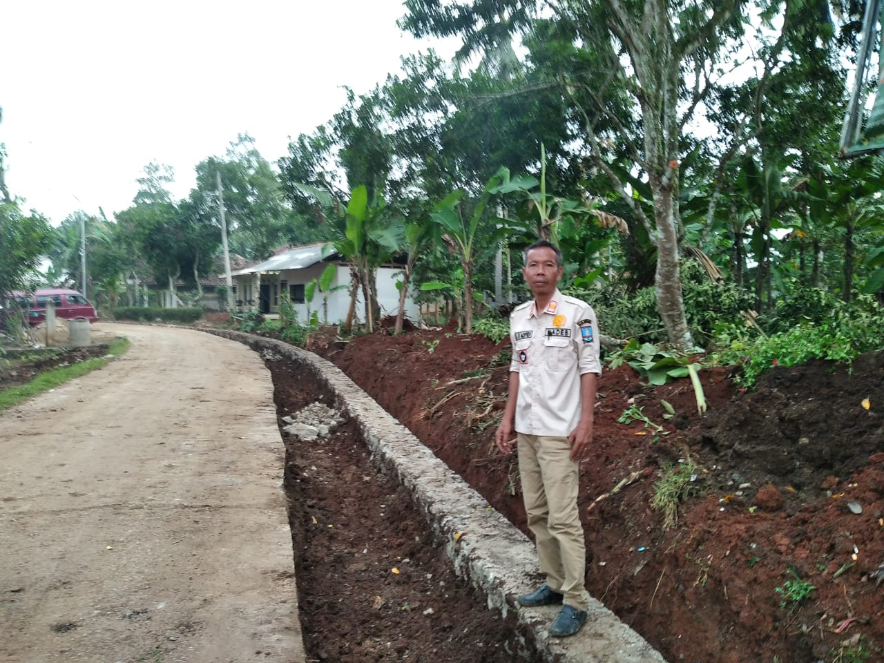 Kepala Desa Kadugenep Kec petir Sukses Membangun Infrastruktur Jalan Poros  Desa .