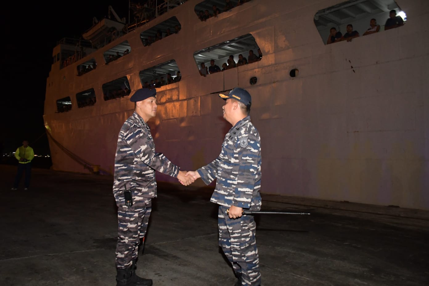 Komandan Lanal Palembang Sambut Kedatangan KRI Tanjung Kambani-971