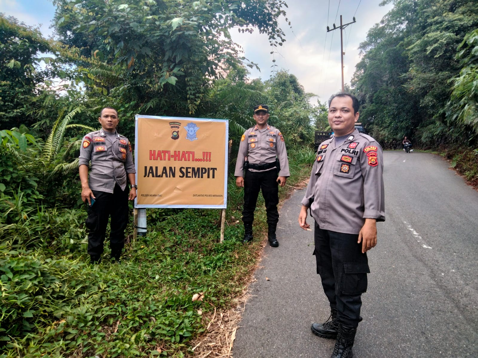 Kapolsek Muara Siau,Waspada Laka Lantas pasang Himbauan dan Famplet di Jalur Rawan Kecelakaan.