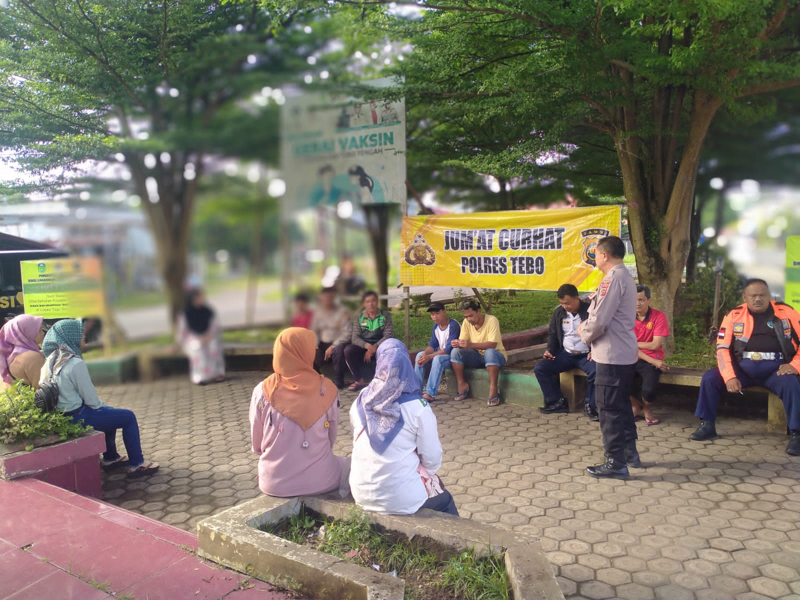 kapolres Tebo Akbp. Fitria Mega M. psi. Psi Yang DiWakili Kasat Binmas Polres Tebo Akp Sutikno Jum at Curhat Di Taman Simpang Lima Muara Tebo