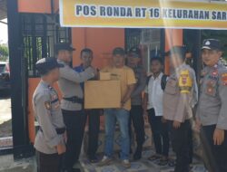 Sat Binmas Polres Sarolangun Sambangi Poskamling RT.16 Kel. Sarkam dan berikan Bantuan Sarana Kontak