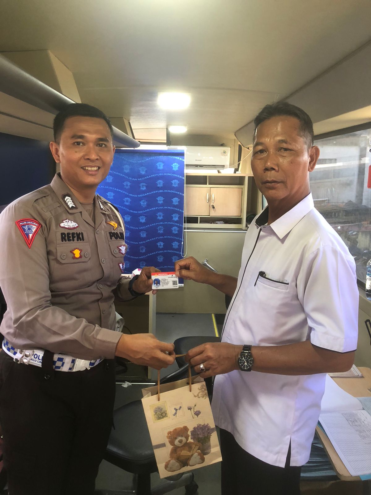 Sat Lantas Polres Sarolangun Laksanakan Kegiatan SIM KELILING, Satpas SIM Berikan Door Prize Untuk Pemohon Yang Beruntung