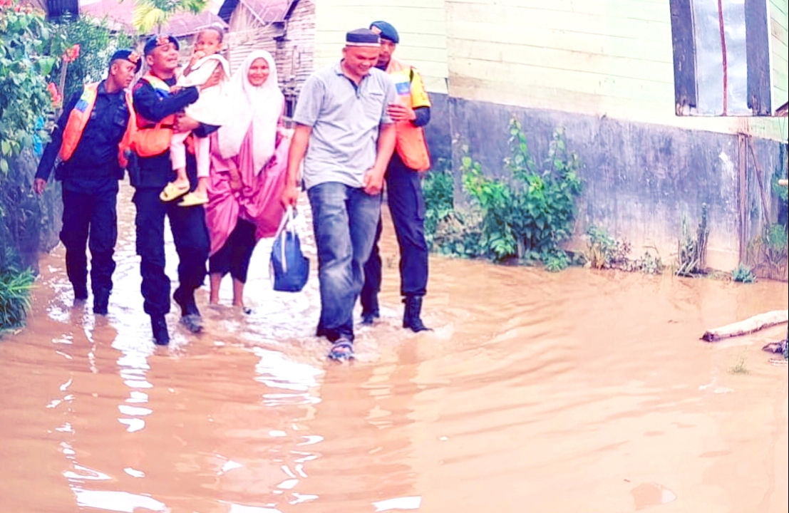 Respon Cepat Personel Brimob : Hadir Membantu Masyarakat Korban Banjir – Akibat Tingginya Curah Hujan