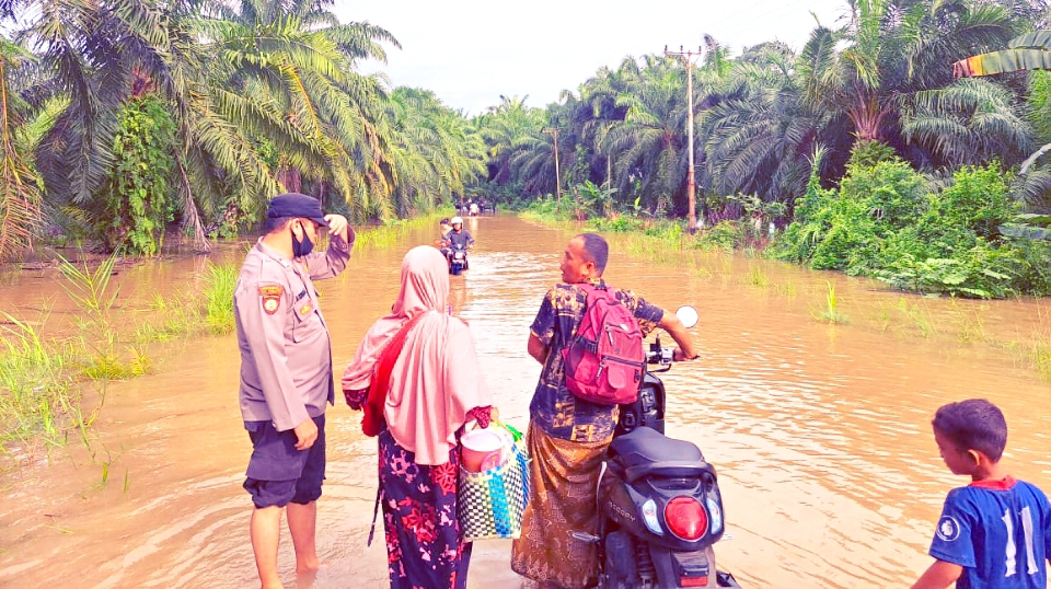 Polsek Rundeng Pantau Terus Debit Air Sungai : Waspadai Kenaikan Volume Banjir Diwilayah