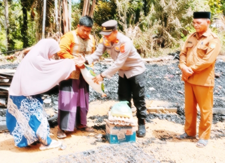 Kapolsek Longkib – Salurkan Bansos Terhadap Korban Musibah Kebakaran