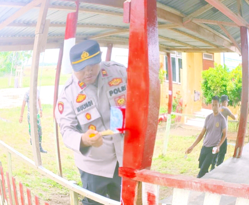 Sinergitas TNI-POLRI Polsek Nurussalam : Ajak Warga Gotong Royong Aktifkan Pos Kamling Guna Cegah Guantibmas