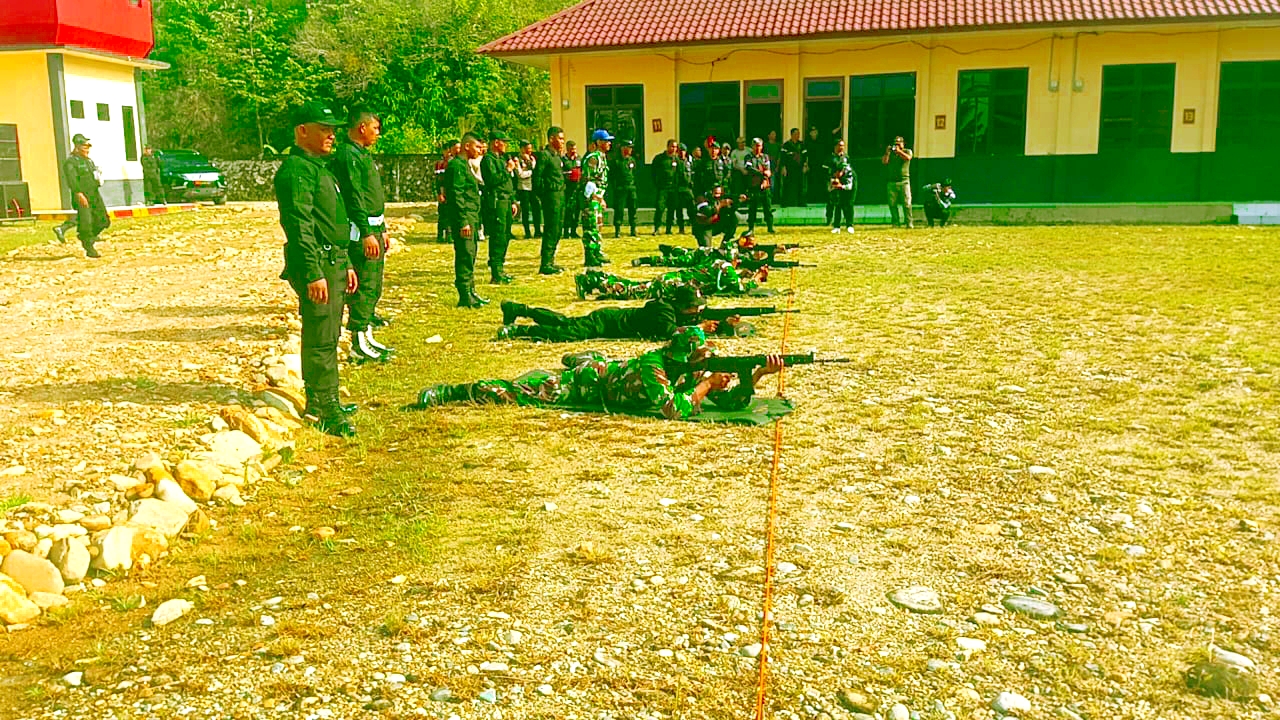 Dalam Rangka Menyambut HUT Bhayangkara Ke 77 : Personel Brimob Bersama Kodim 0118/Subulussalam : Polres Subulussalam – Dansubdenpom IM 2-3 Subulussalam Latihan Menembak Dilapangan Tembak Mako Kompi 2 Batalyon C Pelopor