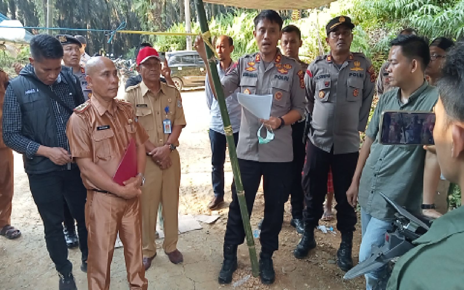 Kapolres Merangin,Mediasi berasama Forkopimda terhadap Penutupan Jalan Oleh Warga Berlangsung Damai
