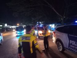 Satlantas, berikan Pelayanan Lalulintas pada Jama’ah Calon Haji Kerinci yang Melaksanakan Istirahat dan Sholat Isya di Masjid Raya Pasar Bawah Bangko.