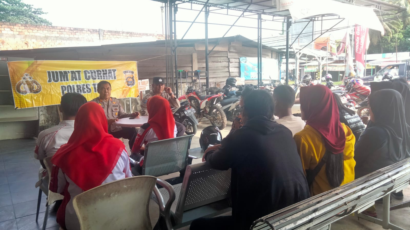 Kapolres Tebo Akbp  Fitria Mega M. P.si.Psi  Yang Diwakili Kasat Binmas Akp Sutikno  Melaksanakan Jum.at Curhat Di  Lokasih Deler Motor Honda Wulan Jaya Motor