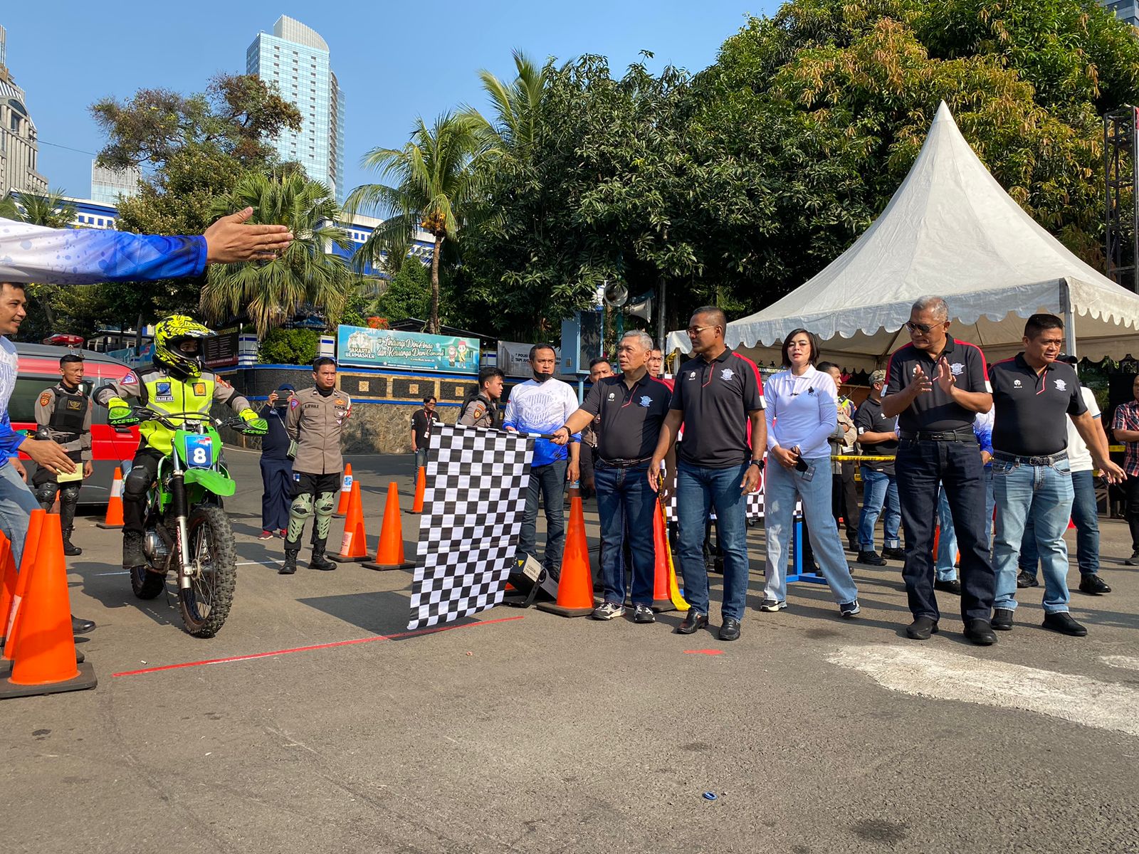 Polda Metro Jaya Sambut HUT Bhayangkara ke-77 Gelar Lomba Ketangkasan Bermotor