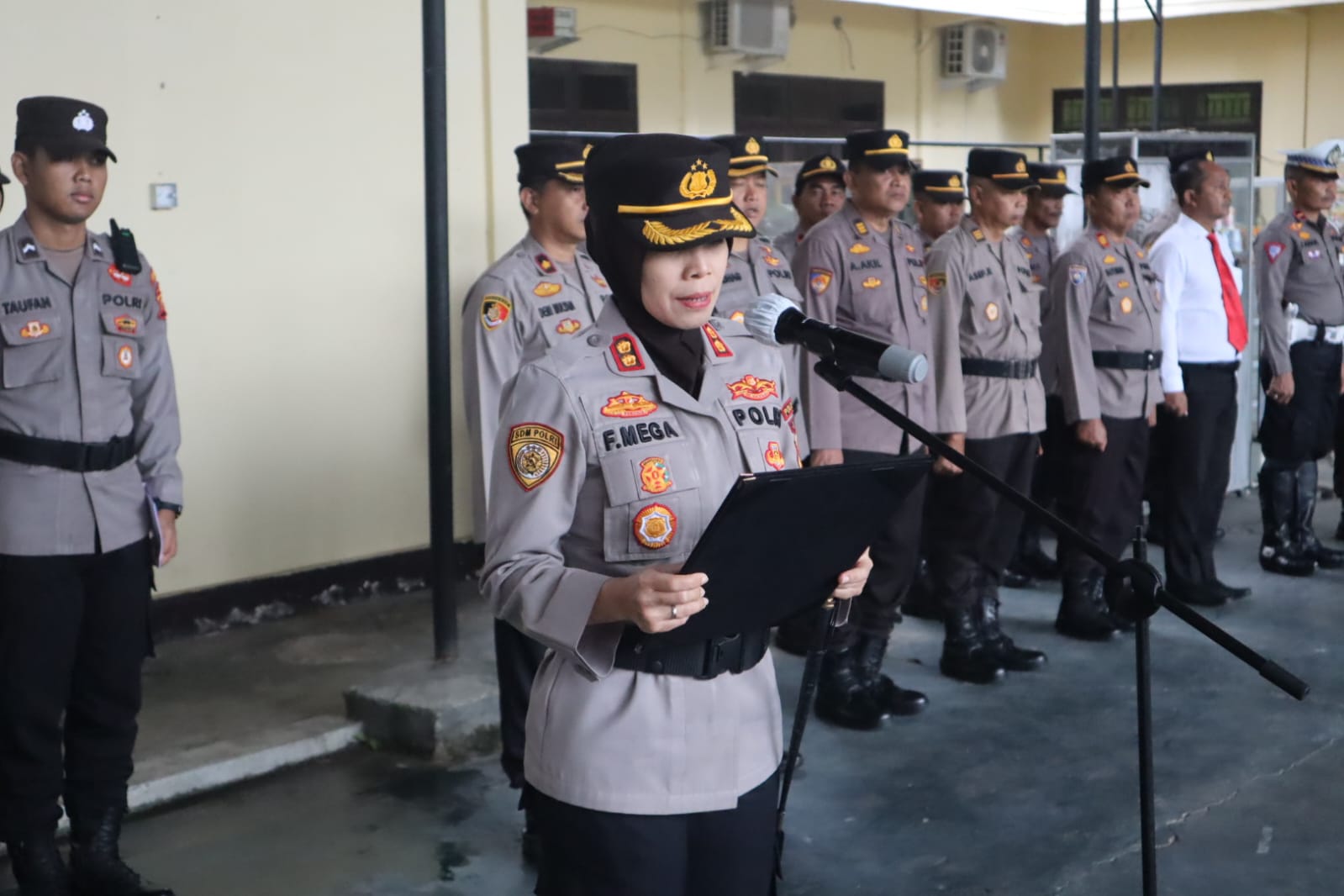 Kapolres Tebo Akbp  Fitria Mega M. Psi. Psi  Sebagai Inspektur Upacara  Pada Sertijab Kapolsek Serai Serumpun Dan Kapolsek Rimbo Ilir Di  Aula Polres Tebo