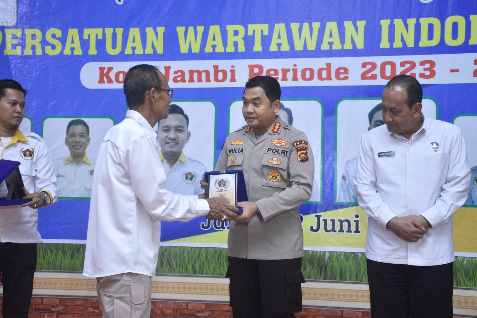 Kapolda Jambi Irjen Pol Rusdi Hartono  Diwakili  Oleh Kabid Humas Polda Jambi Kombes Pol Mulia  Prianto Hadiri Pelantikan Pengurus PWI Kota Jambi Priode 2023-2026