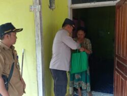 Akp. Fatkur Rohman. SH.MH Bagi Sembako pada Warga yang di Nilai Sangat membutuhkan Bantuan