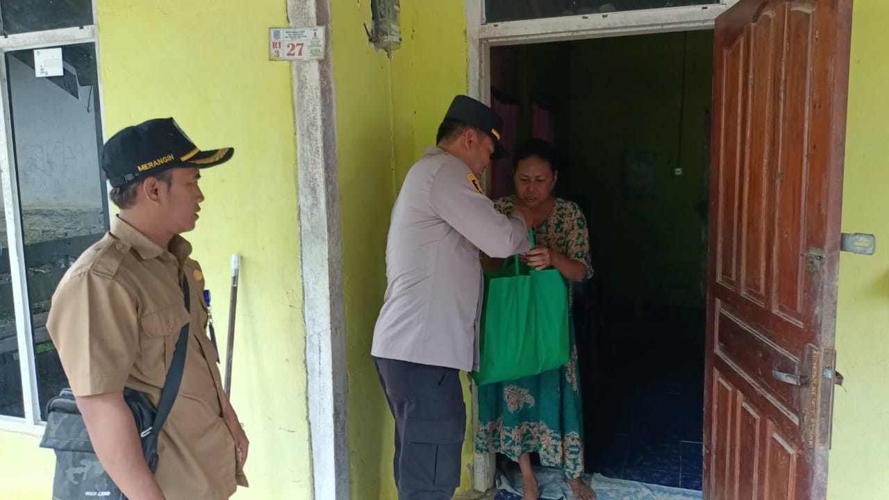 Akp. Fatkur Rohman. SH.MH Bagi Sembako pada Warga yang di Nilai Sangat membutuhkan Bantuan