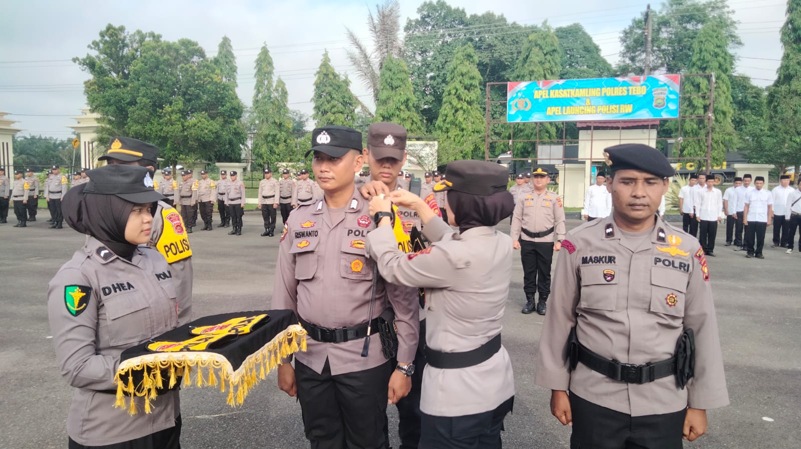 Kapolres Tebo Akbp Fitria Mega M. Psi. Psi Pimpinan Apel Ketua  Satuan Keamanan Lingkungan Louncing Polisi Rw